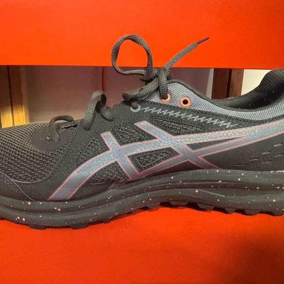 Asics Black and Red Athletic Shoes for Performance - Picture 7 of 9